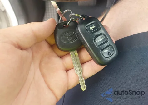 2007 Toyota Matrix z USA, uszkodzony, nr VIN 2T1KR32E57C627608